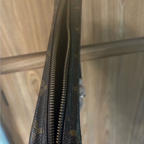 Auth Louis Vuitton Marley Dragonne PM Clutch broken zipper - Picture 13 of 15